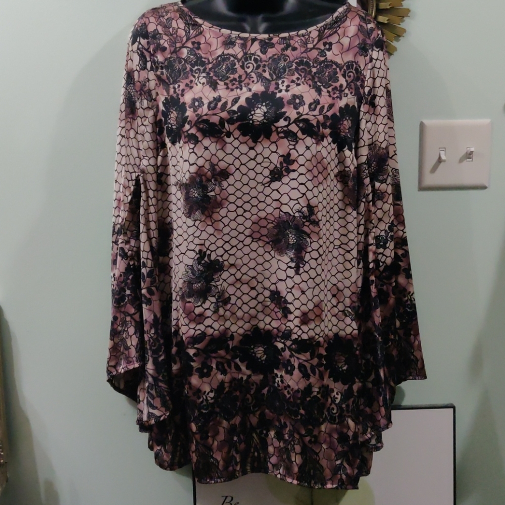Brena & Em nwot Black & Mauve slit bell sleeve top
